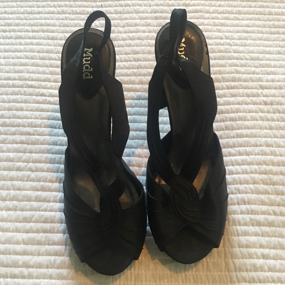 Black strappy Mudd heels